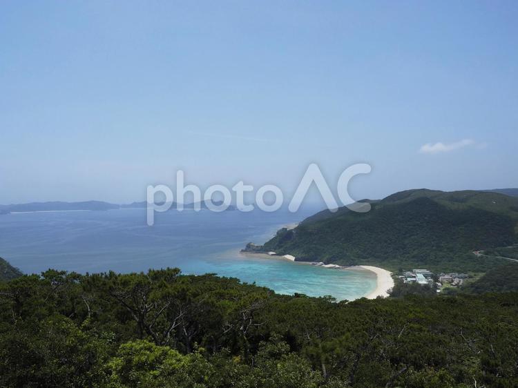 渡嘉志久ビーチの遠景（沖縄県渡嘉敷村）