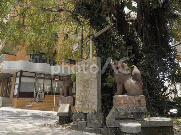 壺屋やちむん通り入口とシーサー（那覇市）