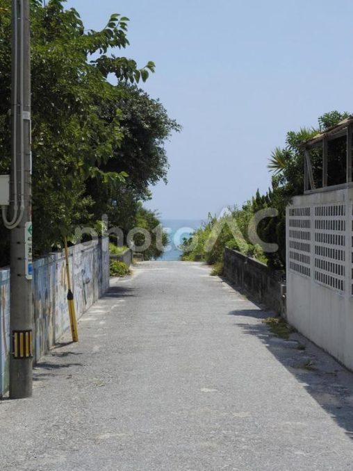 阿波連ビーチへ続く路地（渡嘉敷島）