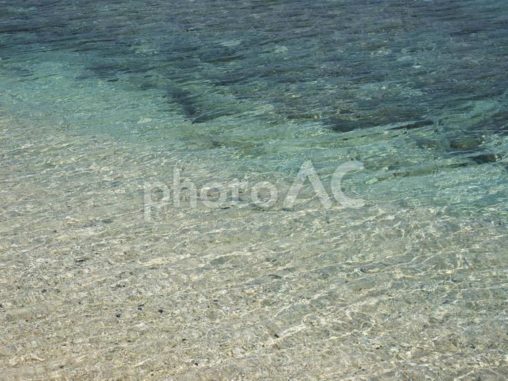 南の島のビーチ、透明な海面