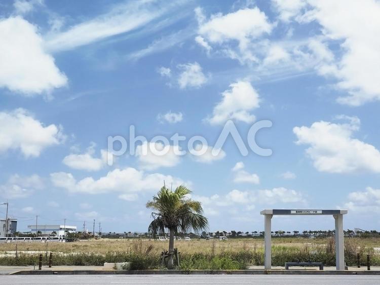 青空とバス停（豊崎美らSUNビーチ前）