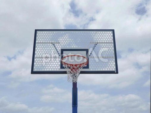 空と公園のバスケットボールリング