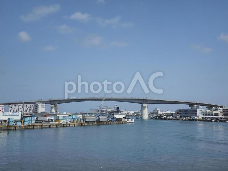 泊港から眺める泊大橋（沖縄県那覇市）