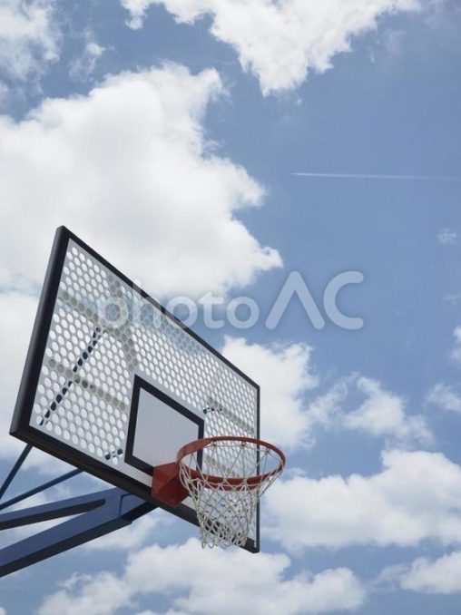 青空と公園のバスケットボールリング