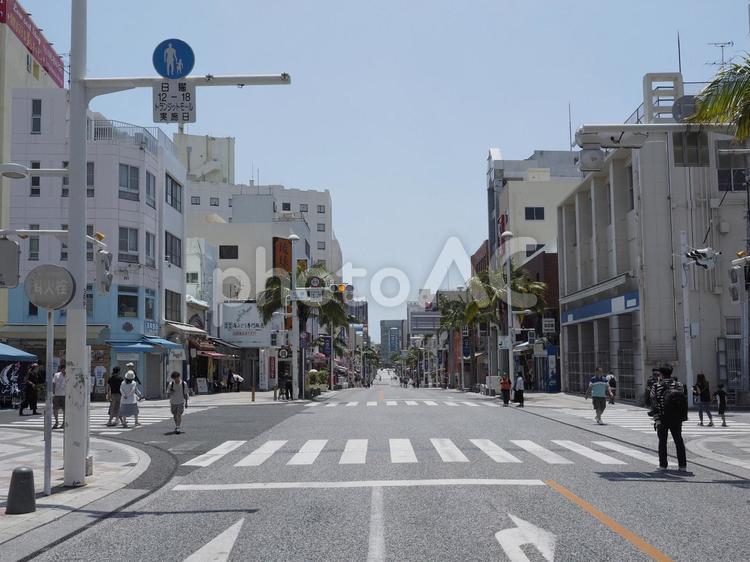 国際通りの歩行者天国 一銀通り前交差点