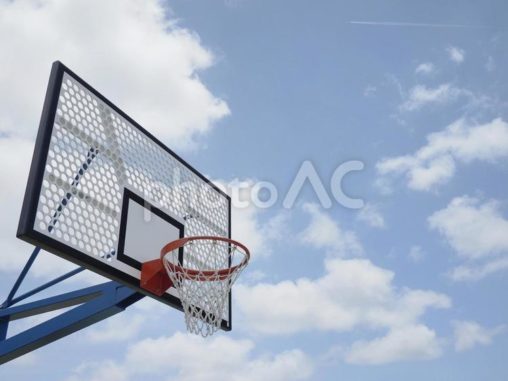 青空とバスケットボールリング