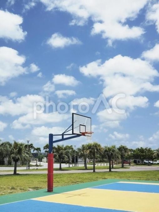 青空とバスケットボールコート