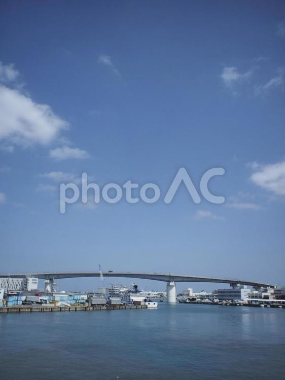 泊港から眺める泊大橋（沖縄県那覇市）