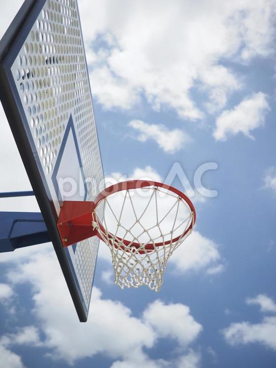 青空と公園のバスケットボールリング