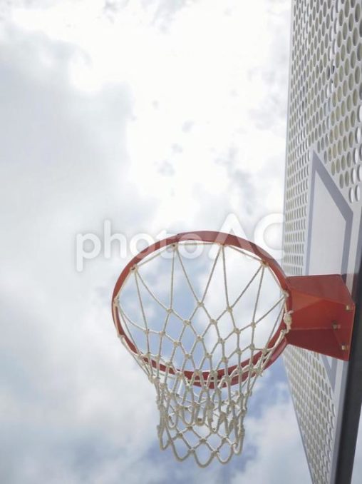 下から見た公園のバスケットボールリング