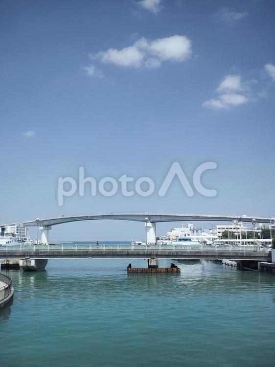 泊高橋から眺める泊大橋（沖縄県那覇市）