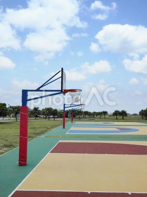 整備された公園のバスケットボールコート