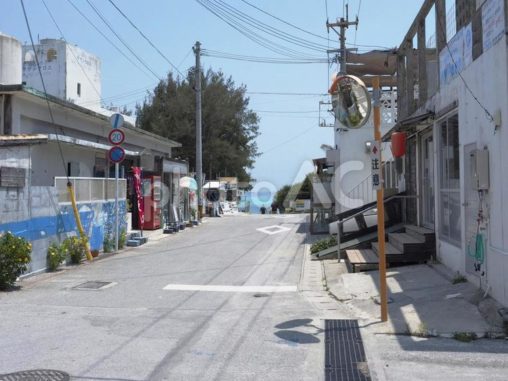 阿波連ビーチ入口前の通り（渡嘉敷島）