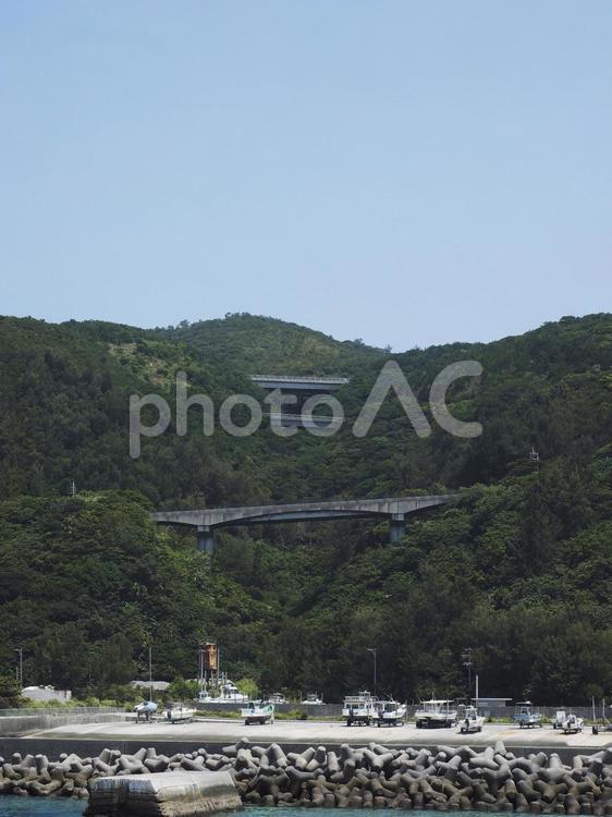 渡嘉敷港沖から眺める丘（沖縄県渡嘉敷村）