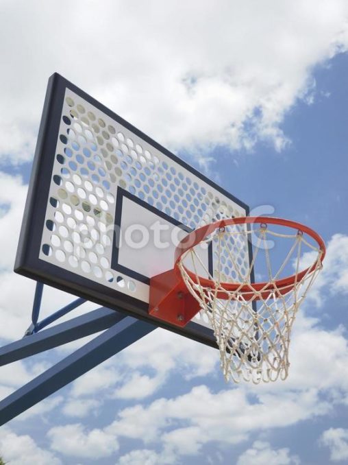 青空と公園のバスケットボールリング