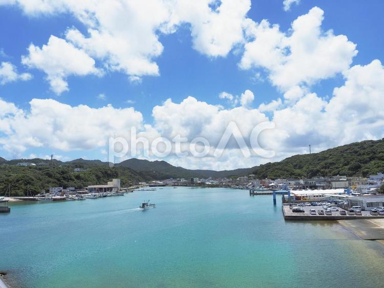 渡久地港と町並み（沖縄県本部町）