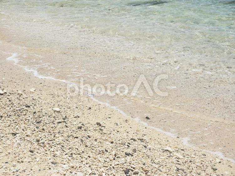 波打ち際、阿嘉ビーチ（沖縄県座間味村）