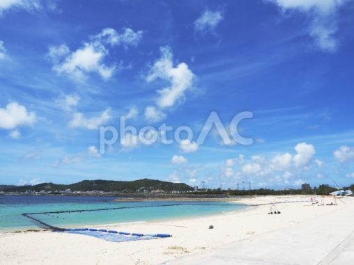 夏の海水浴場、快晴の青空