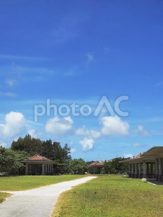青空と緑地の広場（沖縄県西原町）