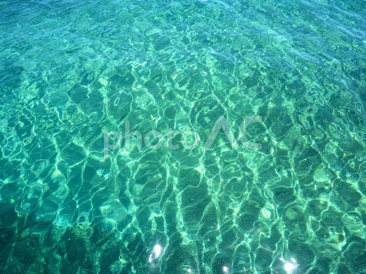 エメラルドグリーンに輝く海面（沖縄県）