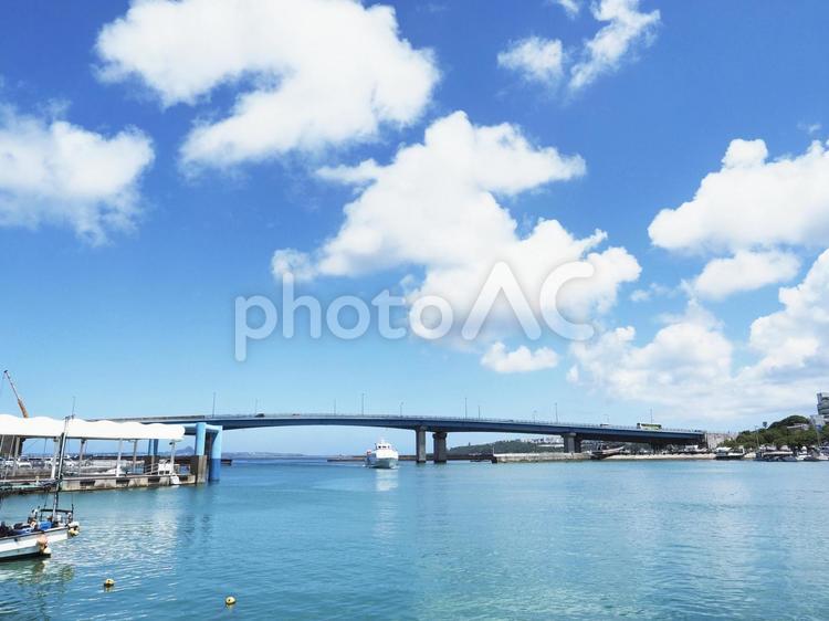 本部大橋と渡久地港（沖縄県本部町）