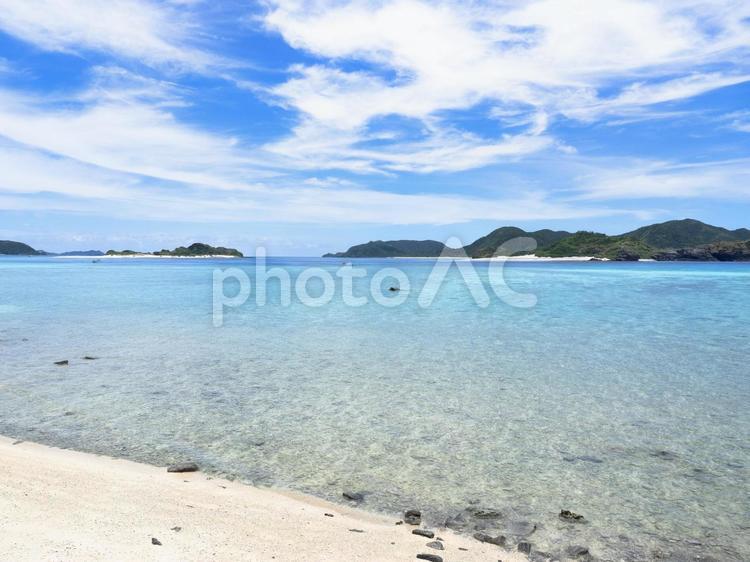 エメラルドグリーンの遠浅な海（座間味島）