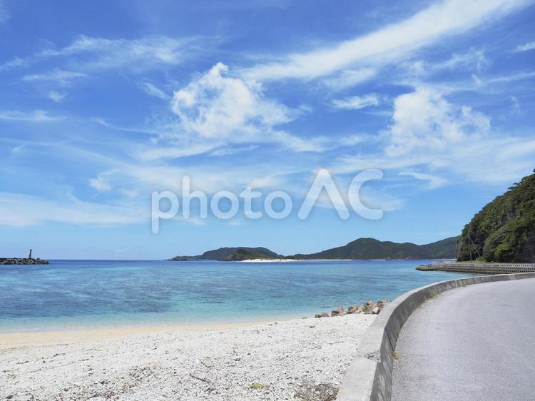 沿道の美しいビーチ（座間味島）