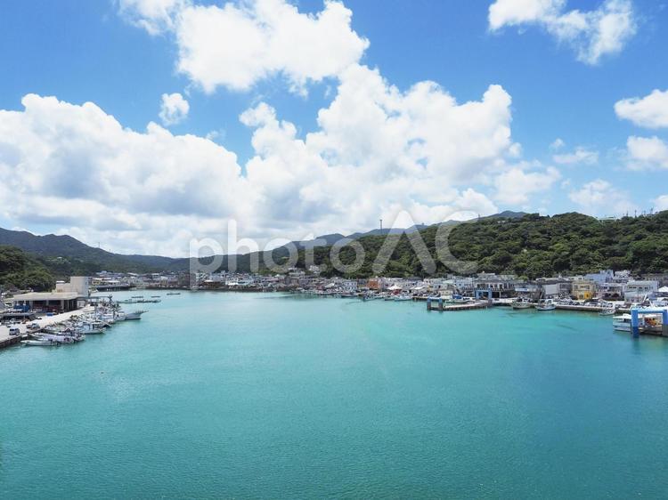 渡久地港と町並み（沖縄県本部町）