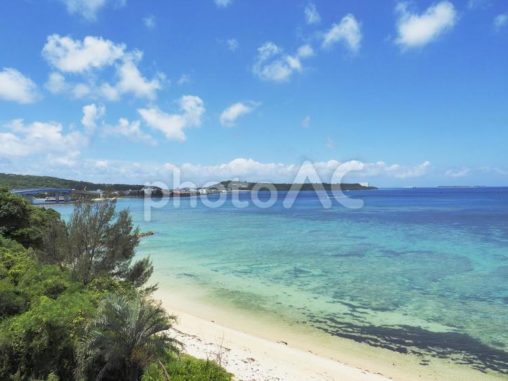 青空とサンゴ礁の海、砂浜（沖縄県本部町）