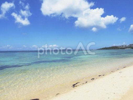 快晴の青空と透明な海、白い砂浜