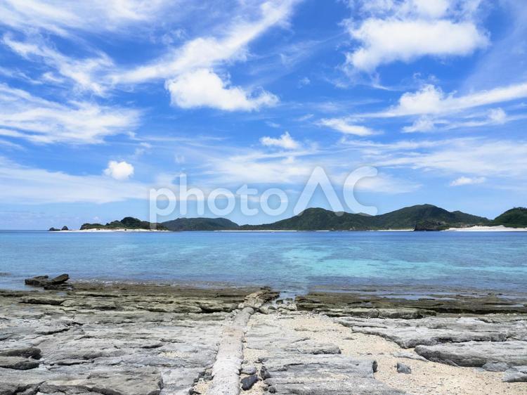 サンゴ礁の海と石の浜辺（座間味島）