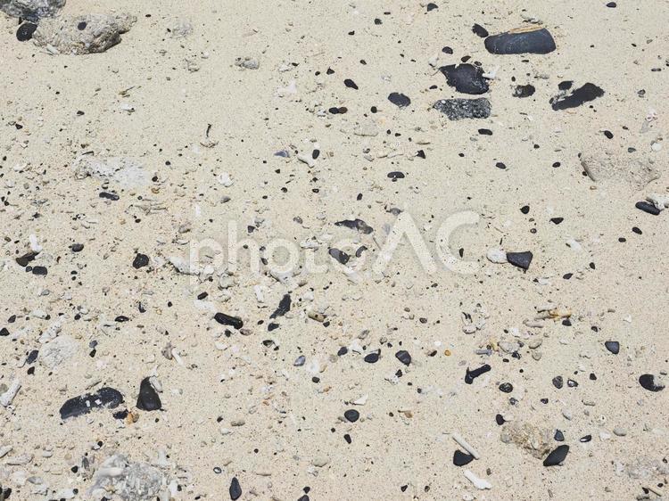 砂浜、きめ細かい砂とたくさんの小石