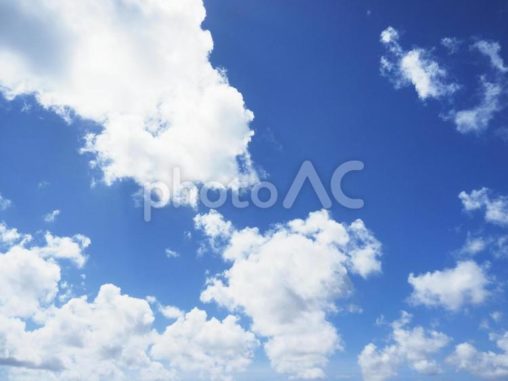 夏の青空と白い雲（沖縄県）