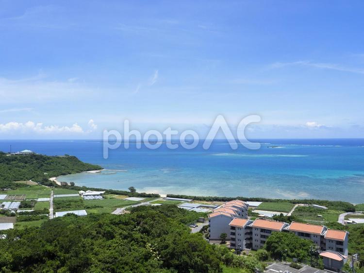 南城市の海と町並み（沖縄県南城市）