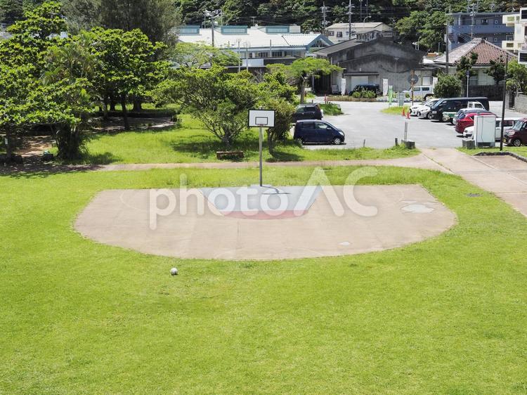 緑の広場とバスケットボールコート