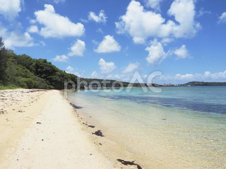 青空と海と砂浜、本部大橋（沖縄県本部町）