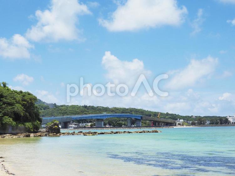 本部大橋、青空とサンゴ礁の海