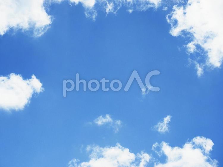 夏の青空と白い雲（沖縄県）