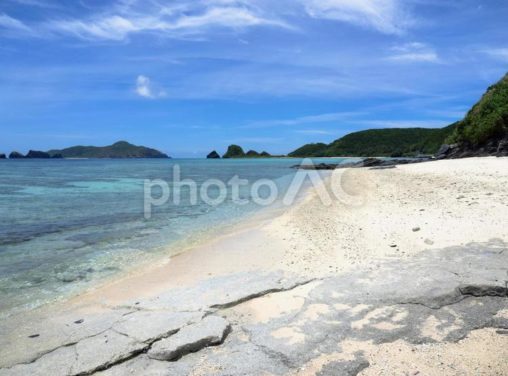 美しい海と小さな砂浜（座間味島）