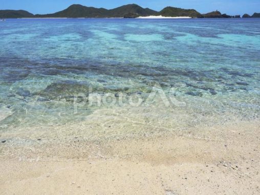 透明な水とサンゴ礁の海（座間味島）