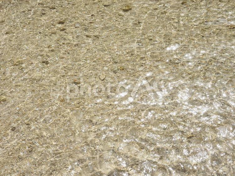 砂浜の浅瀬のきらめく海面