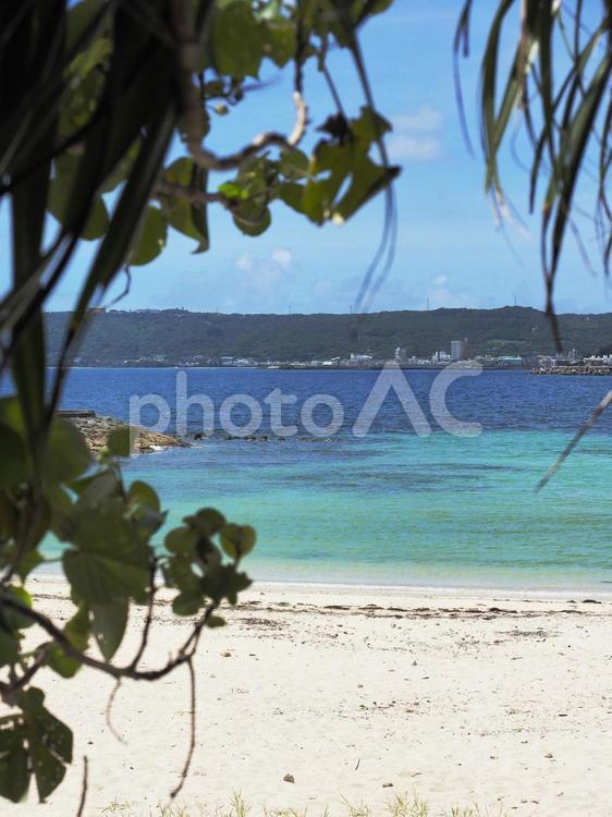 夏の海水浴場（沖縄県西原町）