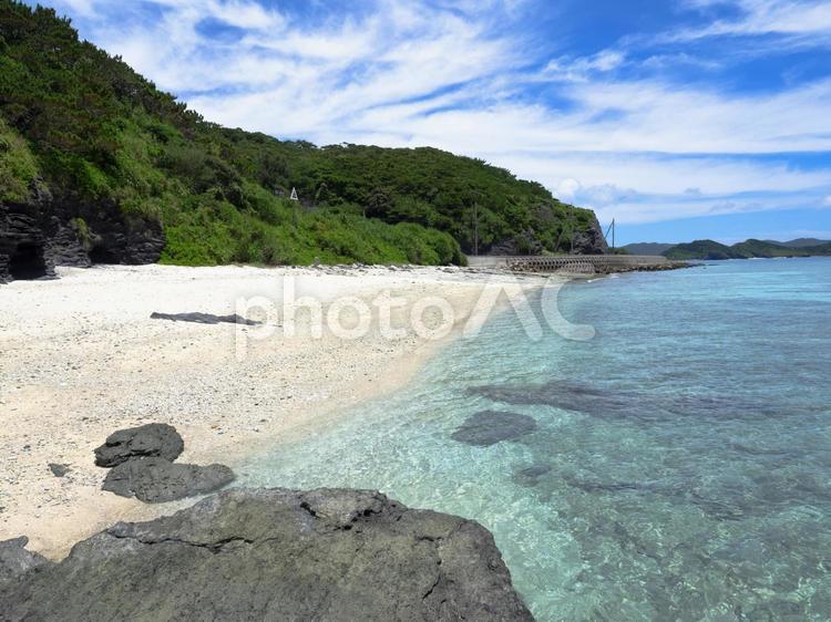 美しい海と小さな砂浜（座間味島）