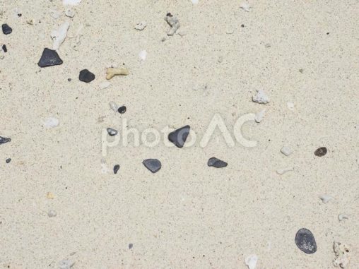 細かい砂の黒い小石の砂浜
