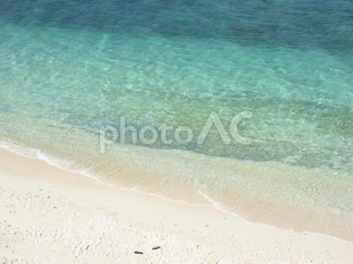 美しい砂浜の波打ち際