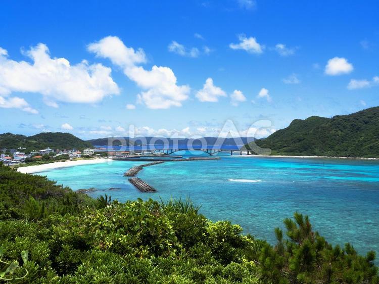 阿嘉大橋と美しい海（沖縄県座間味村）