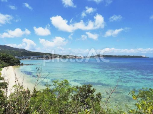 青空とサンゴ礁の海、砂浜（沖縄県本部町）
