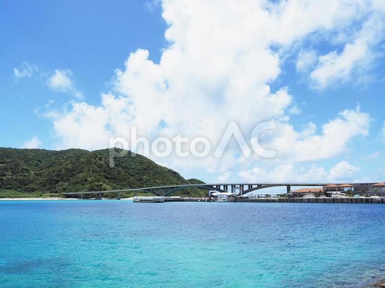 阿嘉大橋と阿嘉港（沖縄県座間味村）