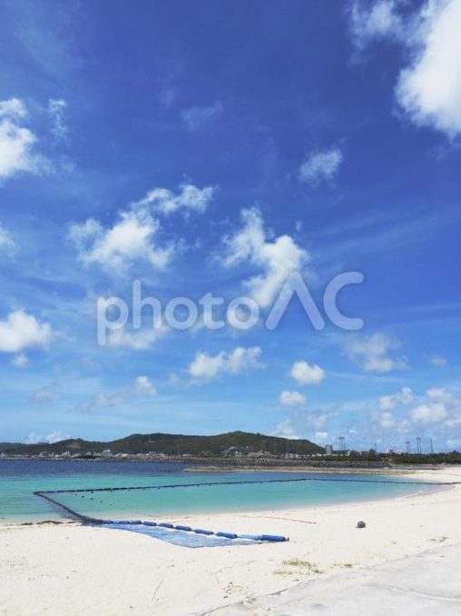 夏の海水浴場、快晴の青空