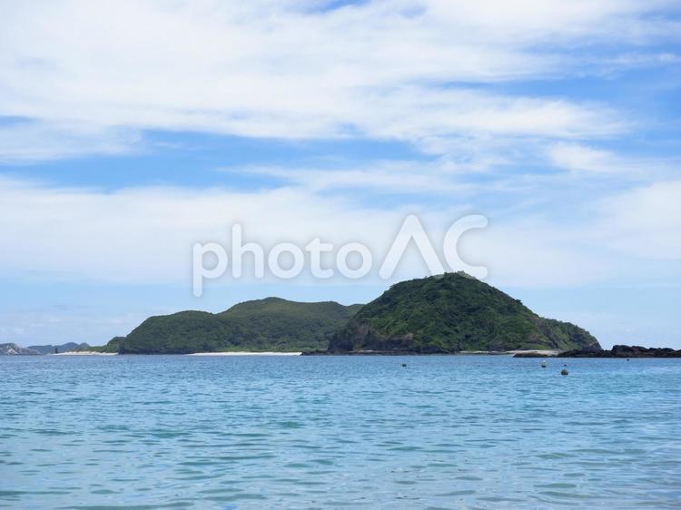 座間味島から眺める安室島（沖縄県）